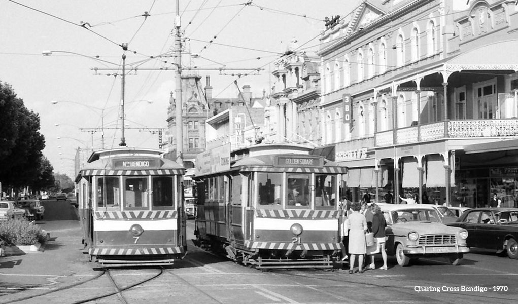 Tram 7 and Tram 21 sitting at traffic lights on Pall Mall in Bendigo in 1970