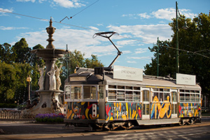 Vintage Talking Tram 880 passing Bendigo's Alexandra Fountain